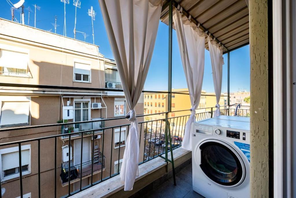 Stylish Apartment Rome Air Conditionig Wifi Tv 50 Metro 4 Minutes Away エクステリア 写真